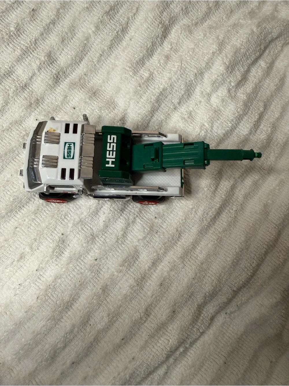 2019 Hess Tow Truck Toy Green White Lights